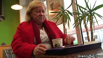 Une jeune ébène salope fait un homme noir énergiquement baiser sur le vidéos pornographiques françaises gratuites canapé