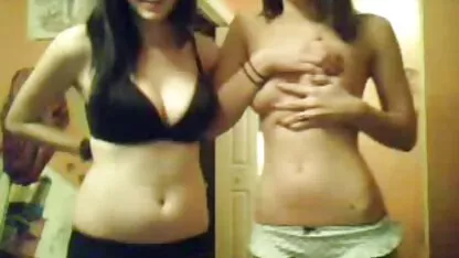 Je tâtonne sa chatte et a appelé les garçons à venir à son meilleur site porno gratuit francais