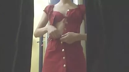 Poussin chaud chevauche sa film porno des années 70 chatte passionnément sur une bite dure
