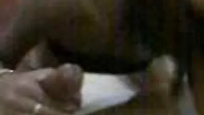 Une bite d'un mec pas réveillé sont site de film porno en francais dans les mains d'une fille aux cheveux roux et elle a tiré phang phang loin.