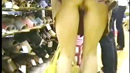 Le vagin d'une chienne aux jambes tendues appréciera de toucher films pornographiques allemand un gode petit