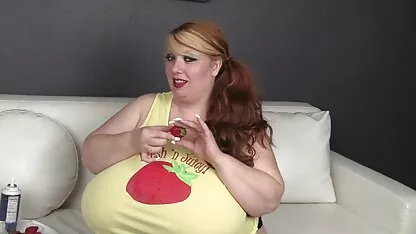 Baise gros seins salopes dans la bouche et de sperme pornos française dans une ligne d'or sur gangbang