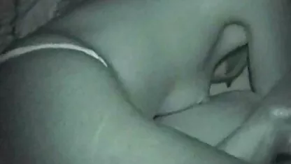 Petite amie doucement sur le lit et porno tinder fr tranquillement caressé les mamelons sur leur poitrine