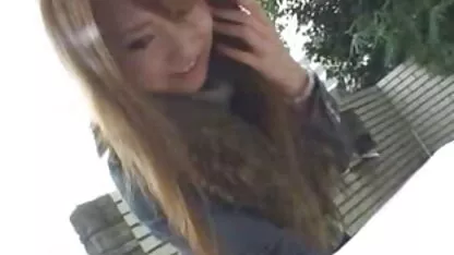 Adolescent salope asiatique avec de gros seins se branle sur la film porno des annees 80 came