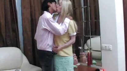 Un chien qui un film de porno français a embrouillé une pipe pour un gentleman et a laissé sa bite dans la chatte humide d'elle