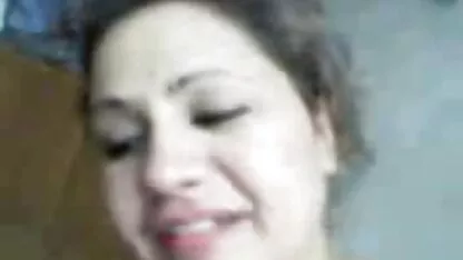 Lubrique mature salope avec une pompe-up numéros tourmente son curvaceous L. devant un réseau observé, tous les films porno français moniteur de réseau