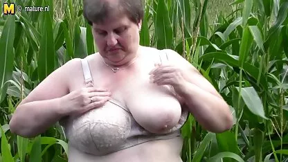Jeune fille russe montre la classe dans mobile porn french le lit avec un mec