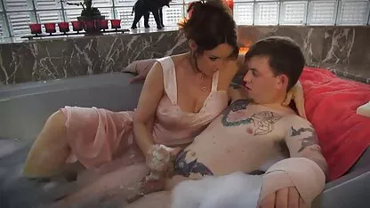 Le gars a eu le tatouage, le film pornographique francais gratuit poids, gémissant, pleurnichant devant le public