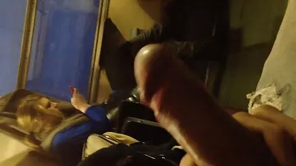 Jeune blonde à lunettes branle la bite d'un ami avec ses mains free sex francais et est une puissante explosion de Come