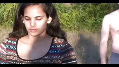 Dépravée mature femme affiche dans la rue dans french vr porno seulement collants et en train de se branler la chatte