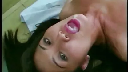 Modèle porno a pris son gode préféré après décapage film porno américains