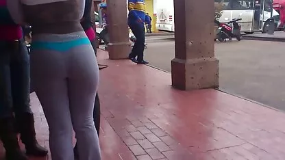 Deux jeunes chiennes sont prêtes à se masturber des bites dans une foule frnch porno de mecs et à pisser avec le sperme d'eux
