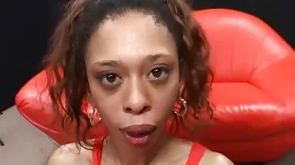 Busty jeune Latina se branle sa chatte avec un vibrateur et le mettre sur family porn french le phallus