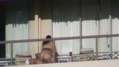 Couple Insatiable baise sur sex french video le banc sous la Tour eiffel
