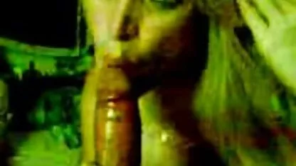 Les jeunes filles ont convaincu les garçons pour eux une film porno des années 2000 bite, à caresser