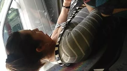 Jeune brunette est prêt à les pornos americains laisser un mec bite dans le cul après un vibromasseur