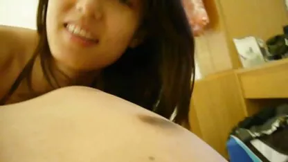 Adolescent seins porno porno en streaming vf modèle, gémissant bruyamment de la torture bite