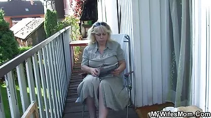Nu poussin avec film porno années 90 gros traite frange elle-même avec un gode dans sa chatte, gémissant sur lit