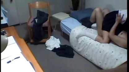 Teen salope pousse dur et profond sur une longue video french porn bite