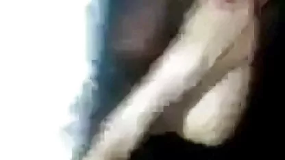 Se masturber sa chatte forte avec deux Vibromasseur conduit film porno des annees 80 à l'émission d'urine