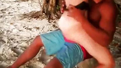 Porno jeune films pornographiques américains modèle se déshabiller et prendre la bite de son petit ami dans sa bouche
